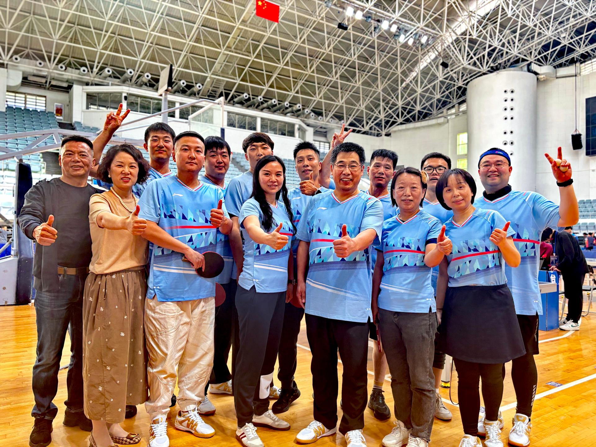 双方队伍在比赛中展现出色合作