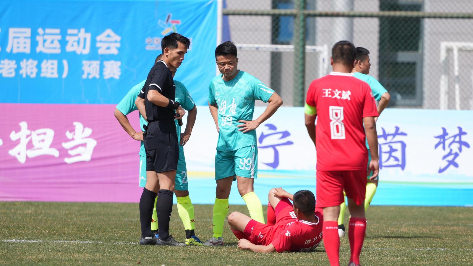 开云体育官网入口-足球盛会燃情开启，双方厮杀之际，谁能突围成功？