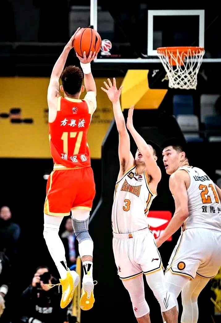 比赛中发生关键时刻,球队精神饱满应对 比赛中发生关键时刻,球队精神饱满应对