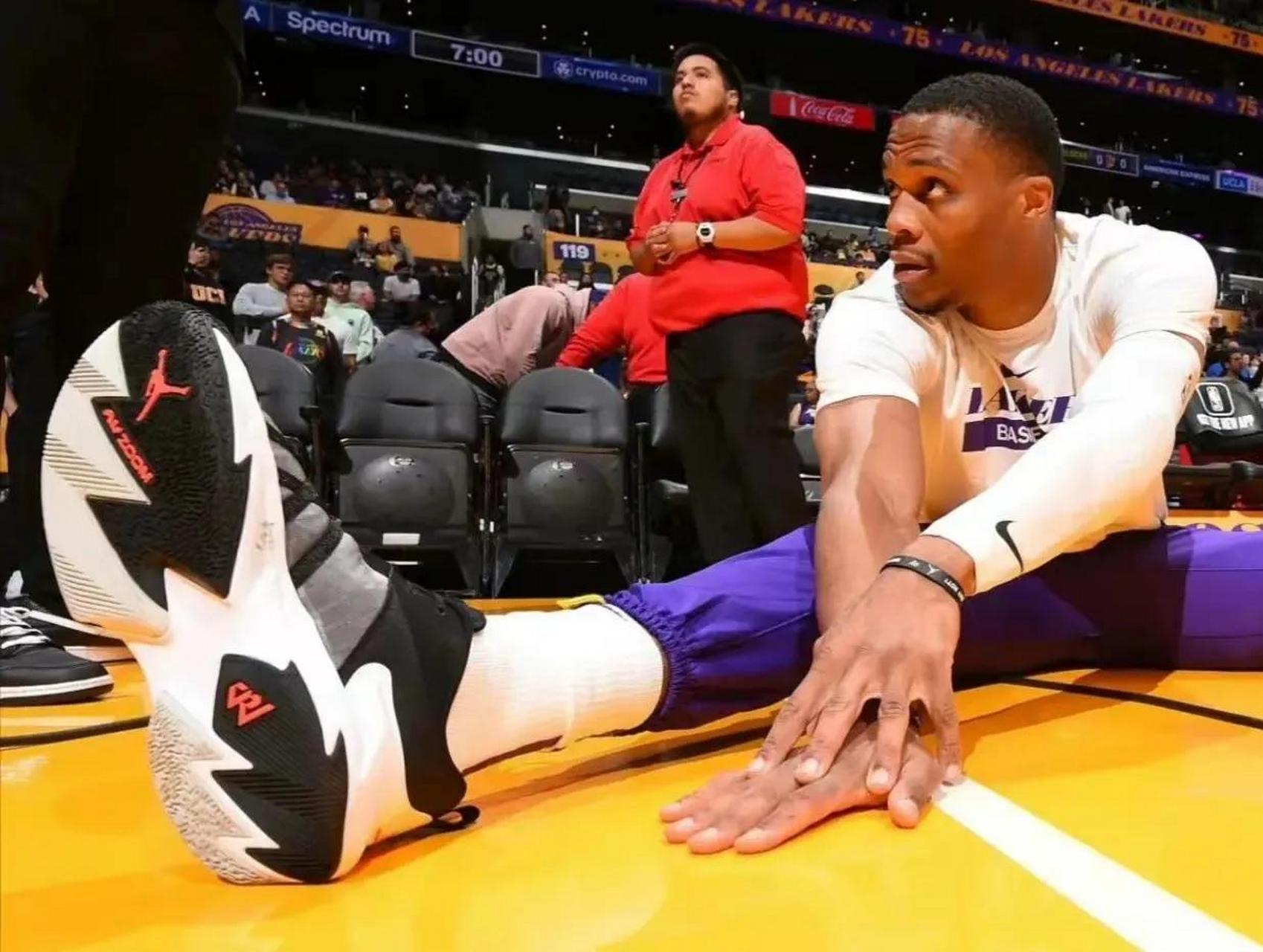 开拓者主场大胜活塞，保持不败于主场