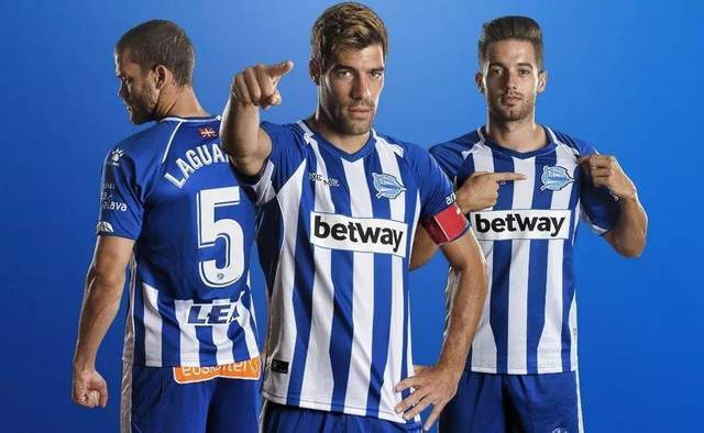 阿拉维斯俱乐部球员在比赛中展现出色的防守