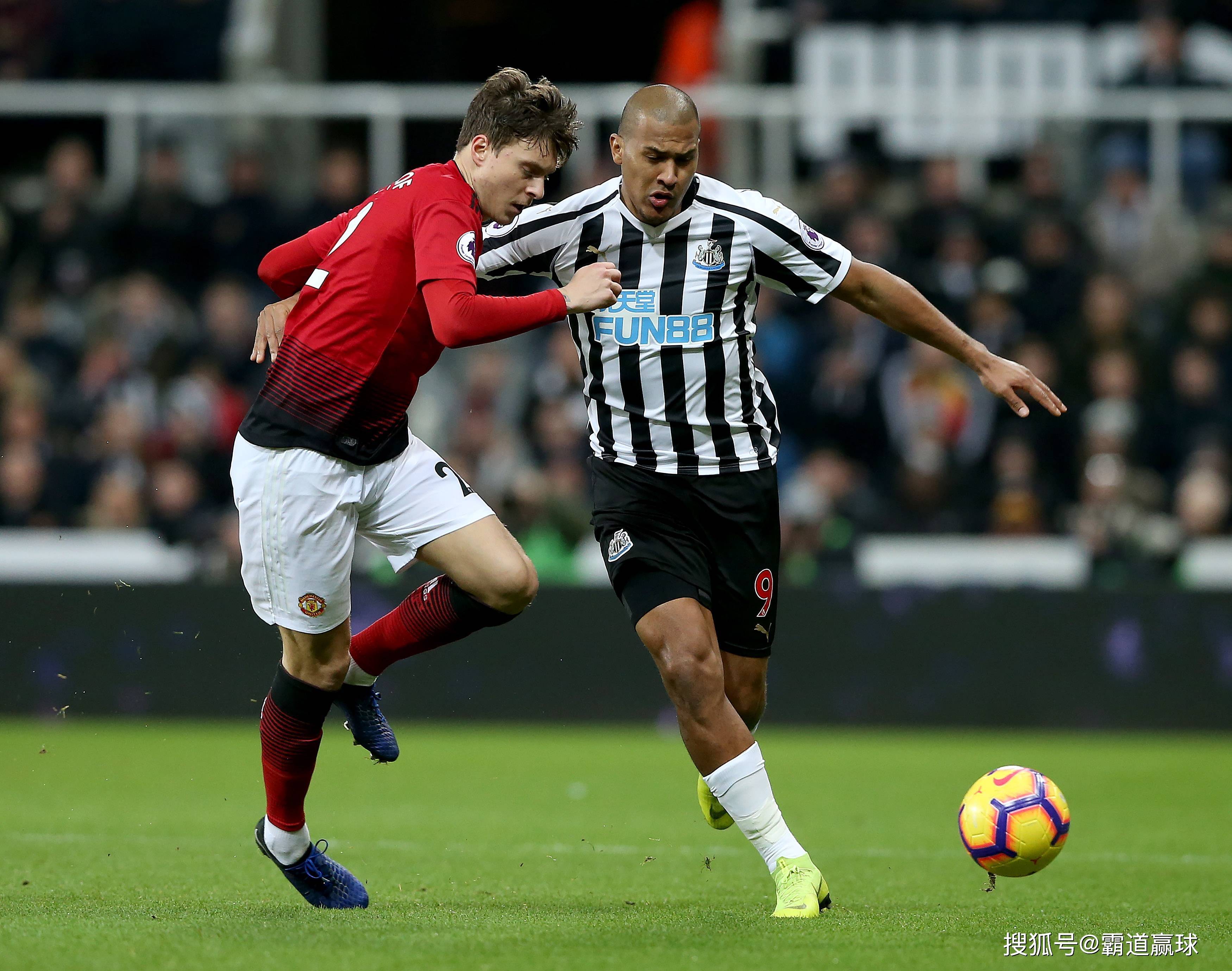 开云体育网页版入口-曼联球员表现抢眼，帮助球队赢得比赛