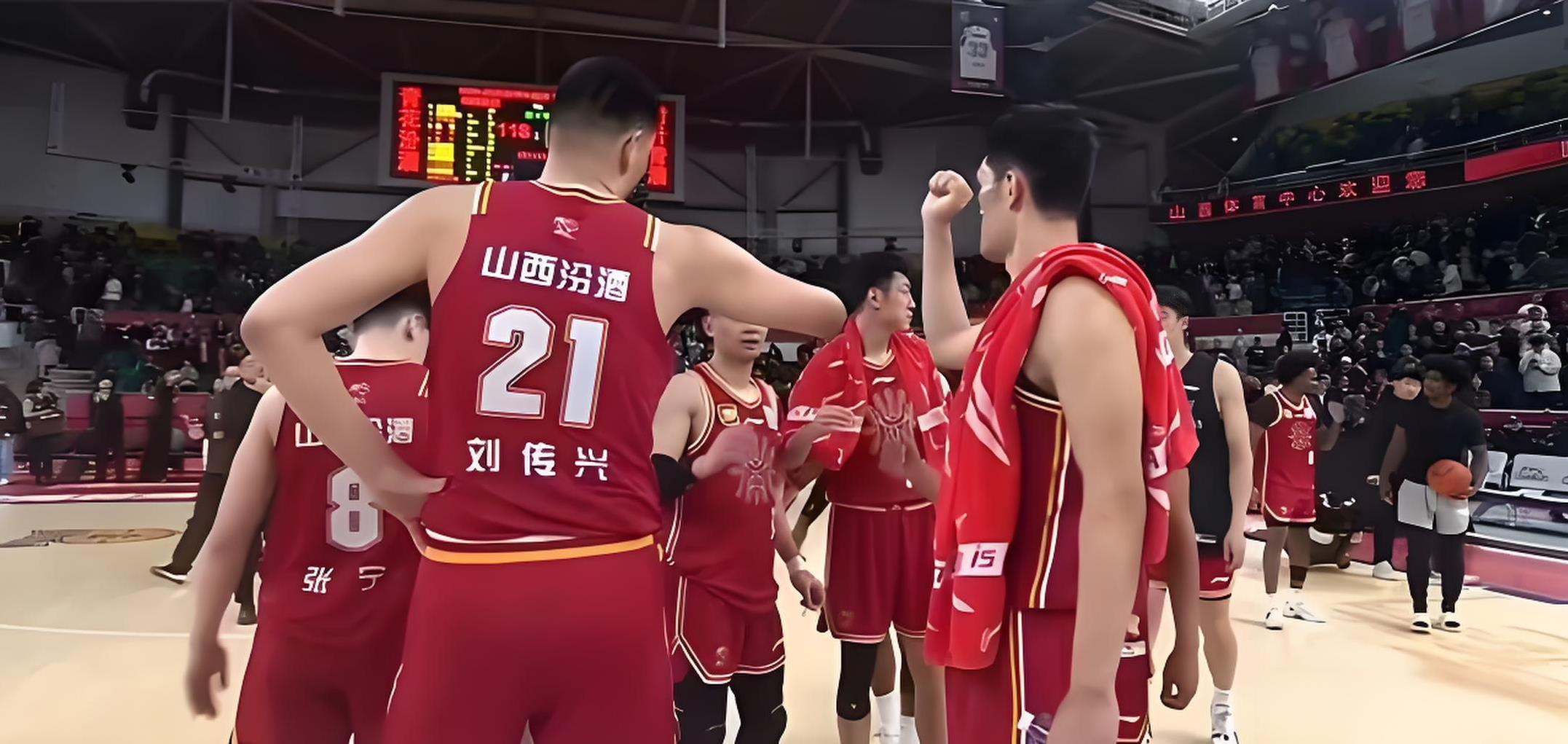 球队在比赛中拼尽全力,力争获得胜利 球队在比赛中拼尽全力,力争获得胜利