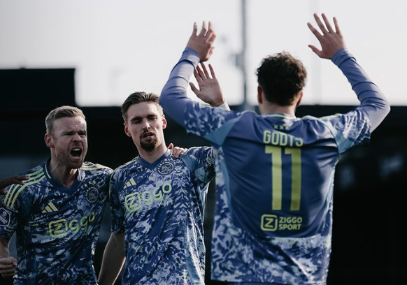 阿贾克斯豪取三分，荷甲冠军路开创