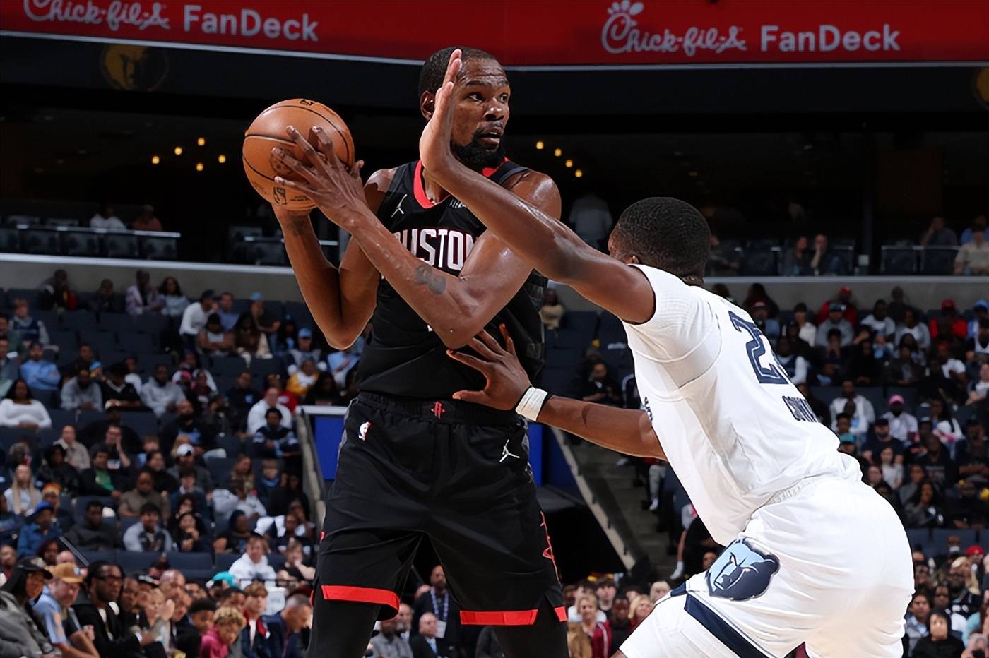 火箭客场战胜快船，保持不败